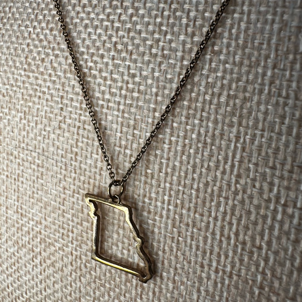 Gold-Plated Missouri State Outline Pendant Necklace - Picture 4 of 6